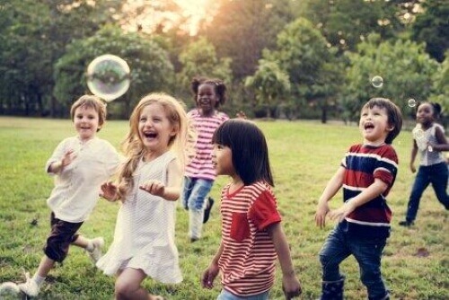 Kinderen spelen buiten