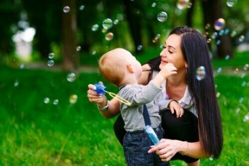 Moeder en kind blazen zeepbellen