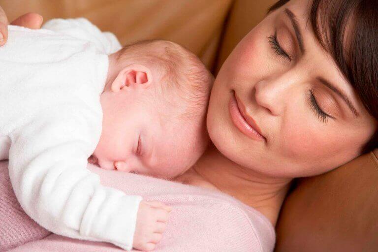 Moeder en baby slapen