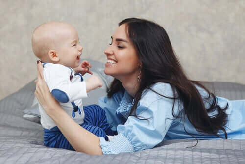 Moeder praat met haar baby