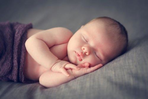 Help je baby de hele nacht te slapen: 7 trucs