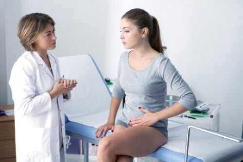 Vrouw krijgt een onderzoek