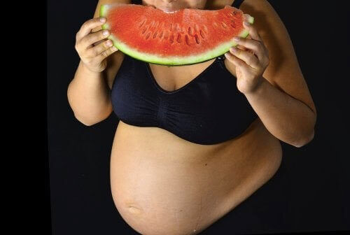 Zwangere vrouw eet een meloen