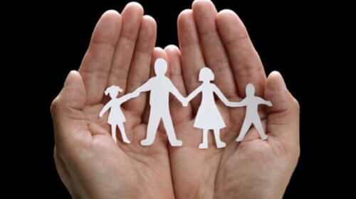 Familie uit papier geknipt