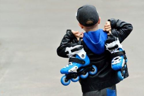 Jongen met skeelers