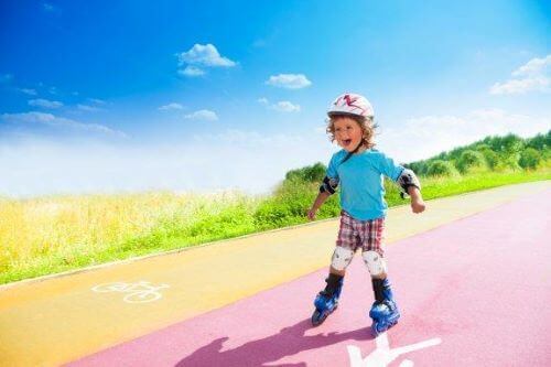 Kinderen leren rolschaatsen