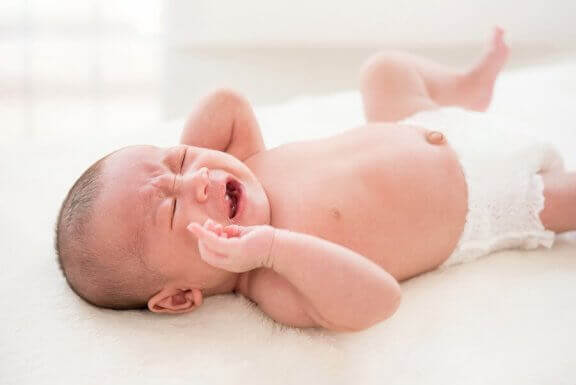 Baby wordt plotseling huilend wakker