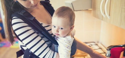 Moeder heeft een baby in een drager