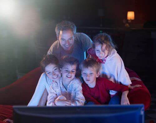 Met het gezin van een film genieten