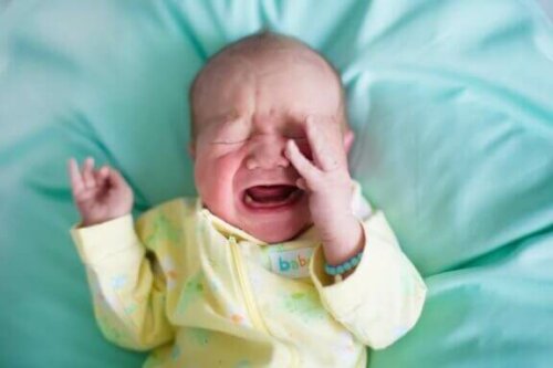 Waarom worden baby's plotseling huilend wakker?