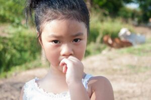 Hoe nagelbijten bij kinderen te voorkomen