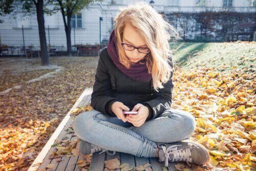 Tiener op sociale media