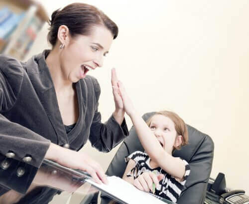 Moeder geeft dochter positieve bekrachtiging