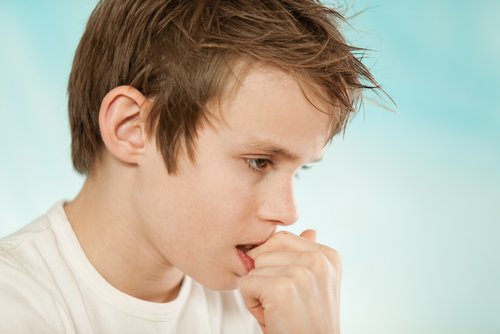 Jongen die op zijn nagels bijt