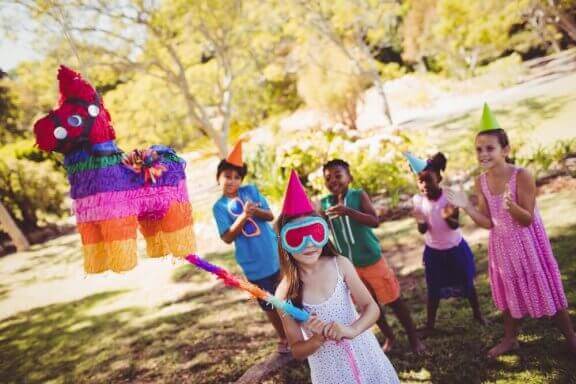 Kinderfeestje met een piñata