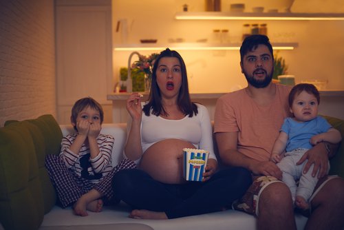 Gezin kijkt naar een spannende film