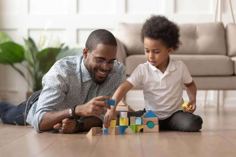 Vader en zoon spelen met blokken