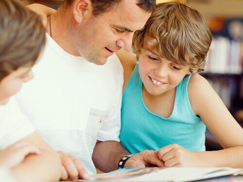 Vader helpt kinderen met lezen