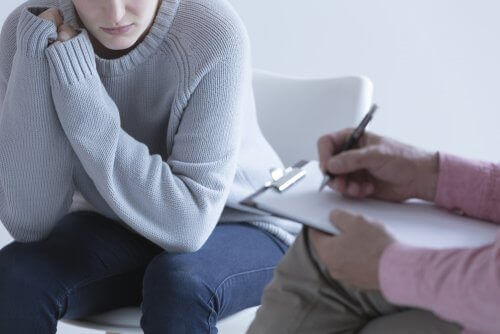 Vrouw praat over verdriet