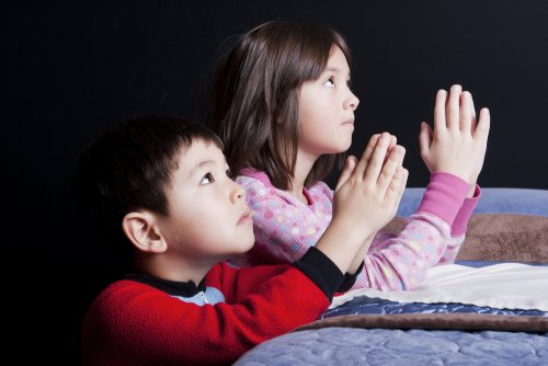 Kinderen die bidden voor het slapen