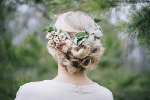 Bloemen in de haren van een bruid