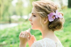 Haarsieraden met bloemen voor een bruid: romantische stijlen