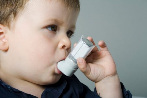 Jongetje met inhalator tegen astma