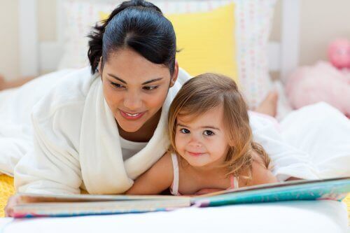 Moeder en kind lezen samen