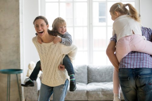 Ouders spelen met hun kinderen
