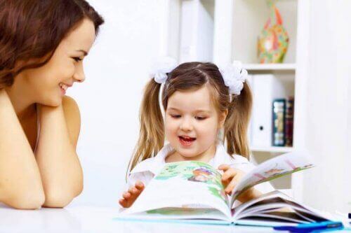 Een kind leest klassieke kinderverhalen