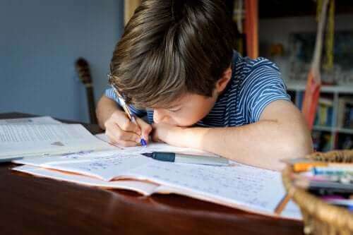 Kind maakt tijdens de lockdown zijn huiswerk