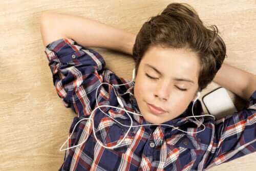 Jongen luistert naar muziek