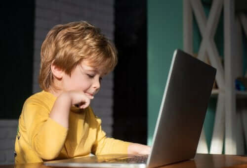 Huiswerk maken op een laptop