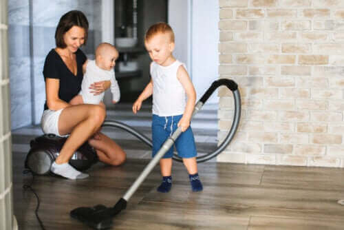 Jongen helpt zijn moeder