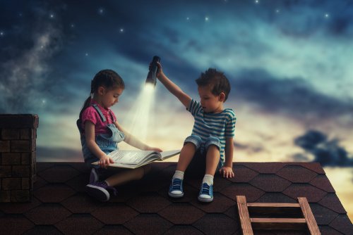 Kinderen zitten op een dak te lezen