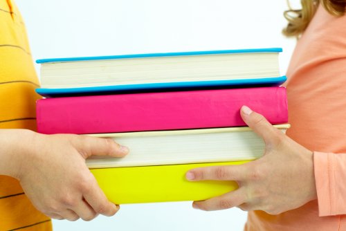 Kinderen dragen wetenschappelijke boeken