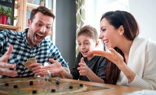 Bordspellen en kaartspellen spelen tijdens quarantaine