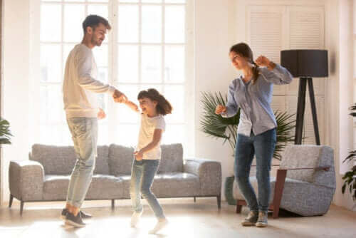 Familie thuis aan het dansen