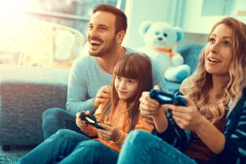 Familie speelt spelletjes tijdens de coronavirusisolatie