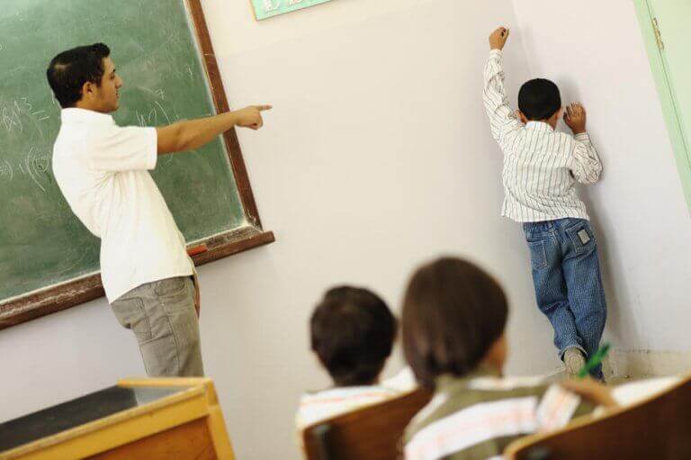 Leraar geeft straffen in de klas