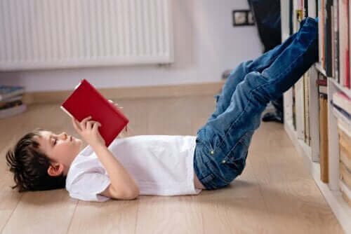 Jongen leest een boek.