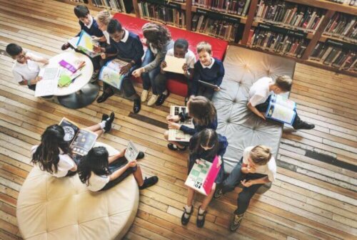 Kinderen in een bibliotheek