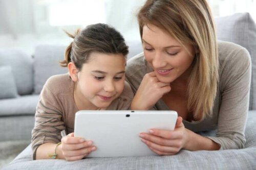 Moeder en dochter met een tablet