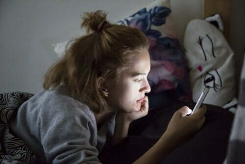 Puber met mobiele telefoon