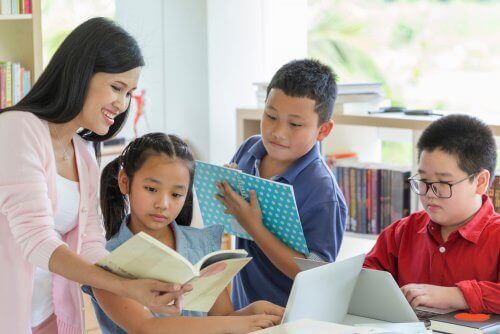 Familie leest boeken