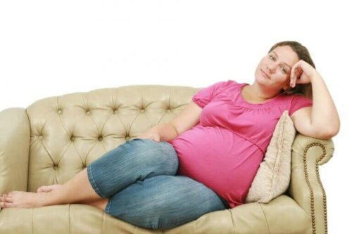 Zwangere vrouw op een sofa