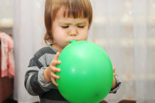 Kind met een groene ballon