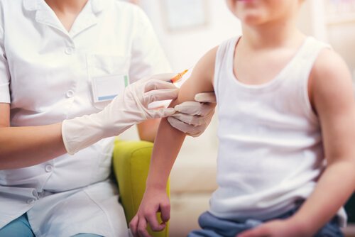 Kind krijgt inenting