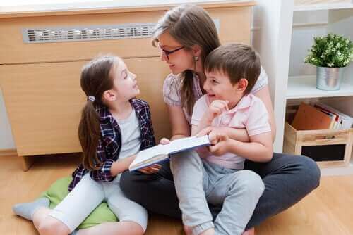 Moeder en kinderen praten over boek