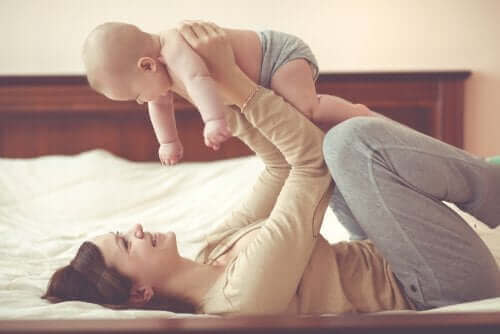 Moeder speelt met baby